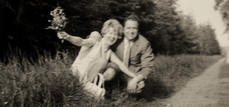 Eltern mit Blumenstrauß, unbekannter Ort 1972